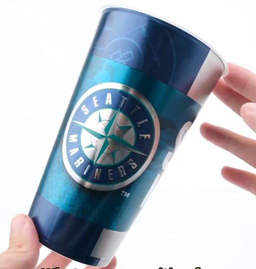 Ottieni etichette YZY con effetto texture in rilievo per le tue tazze