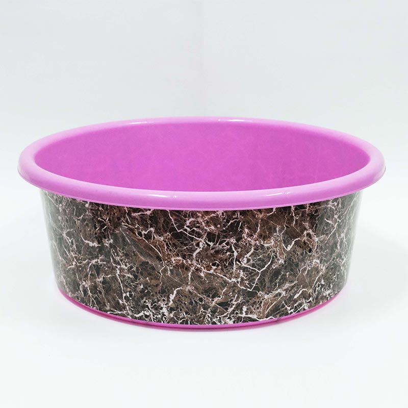 Stampaggio ad iniezione di vaschette in plastica per uso domestico nell'etichetta dello stampo