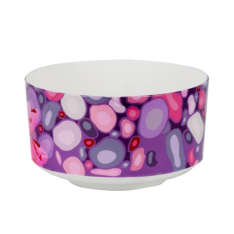 Stampaggio ad iniezione di vaschette di plastica nell'etichetta dello stampo