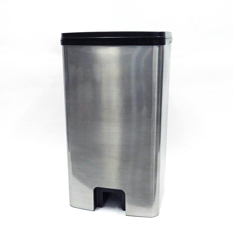 Stampaggio ad iniezione di contenitori per rifiuti nell'etichetta dello stampo